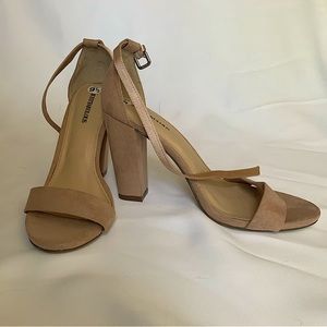 Open toed nude chunky heels